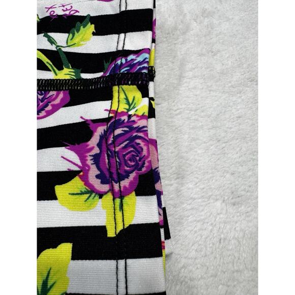 Betsey Johnson Capri Performance Striped Floral Leggings Size Medium - Picture 8 of 8